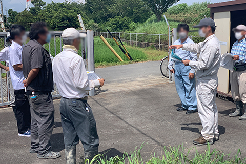 使い方のご説明：現地で操作方法を案内する様子