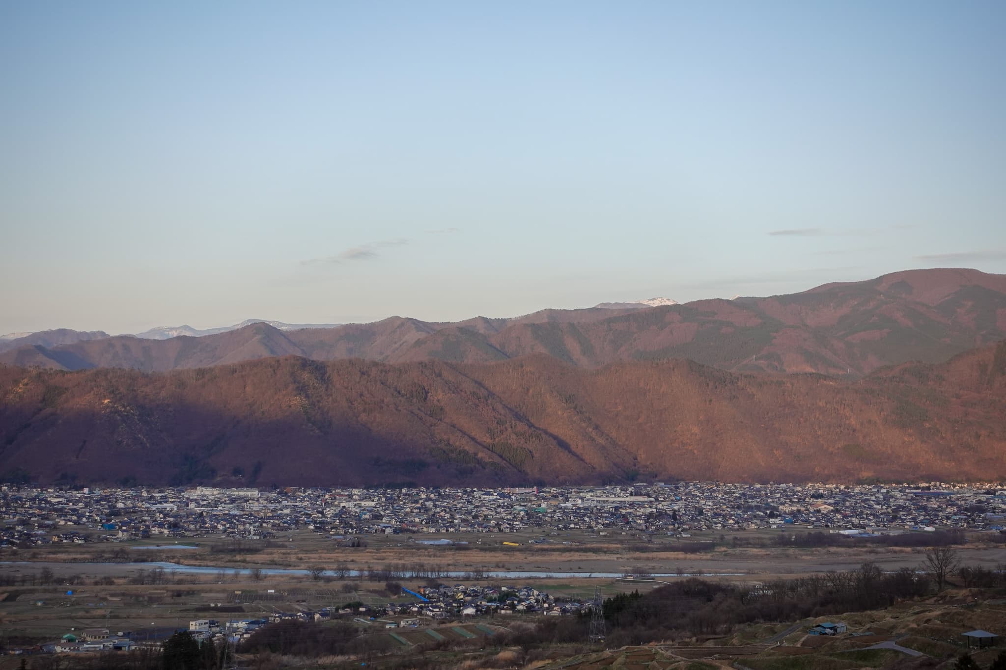 見下ろす先に広がる、長野盆地ののびやかな風景 - 風景