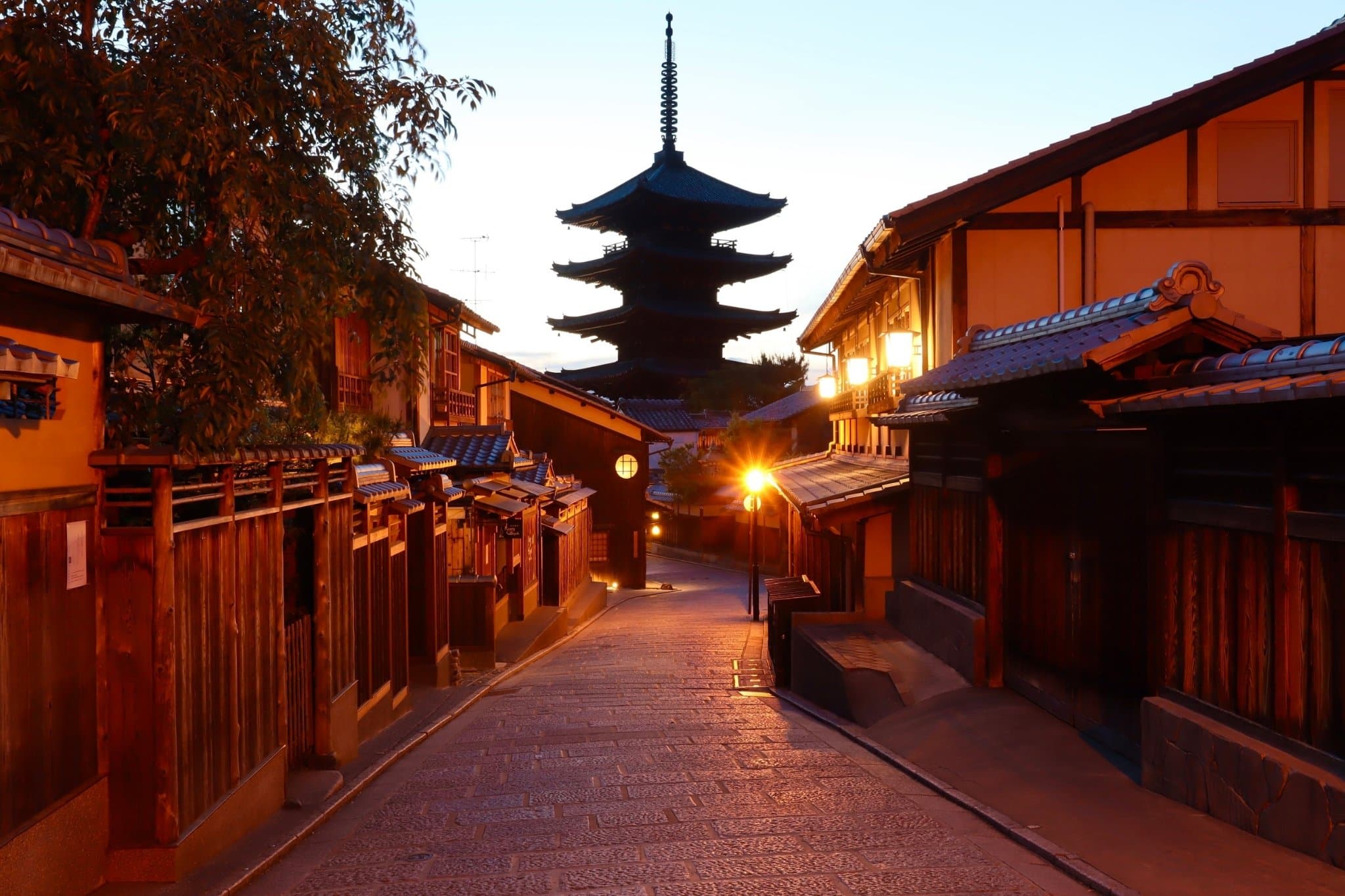 石畳の坂道の先に、夕暮れの五重塔を望む - 街並み