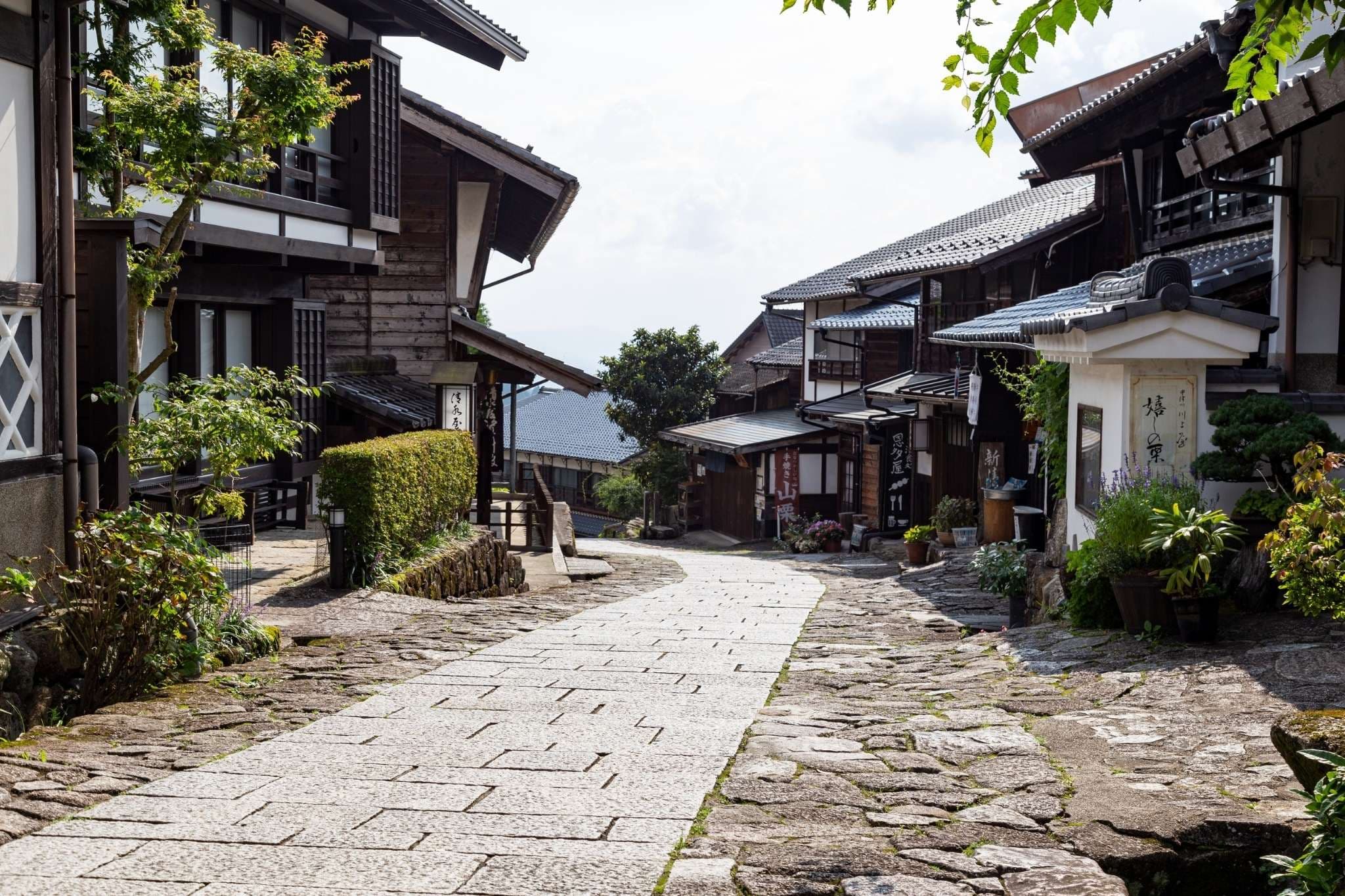 木造の家並みが続く、風情あふれる石畳の道 - 街並み