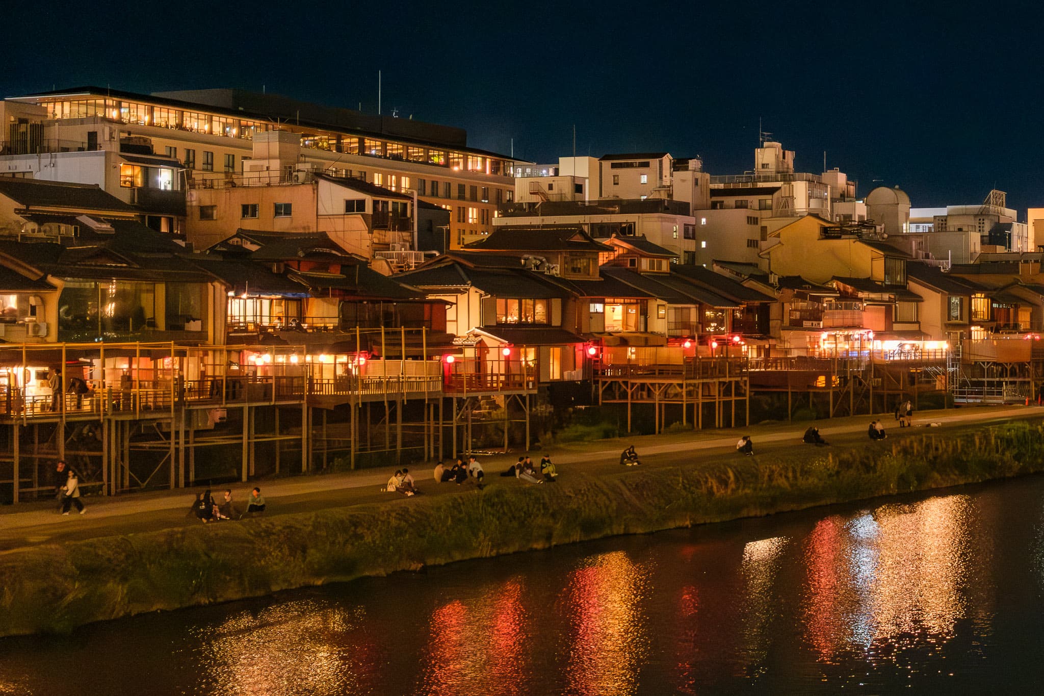 京都・四条大橋から眺める、風情ある鴨川の夜景 - 街並み