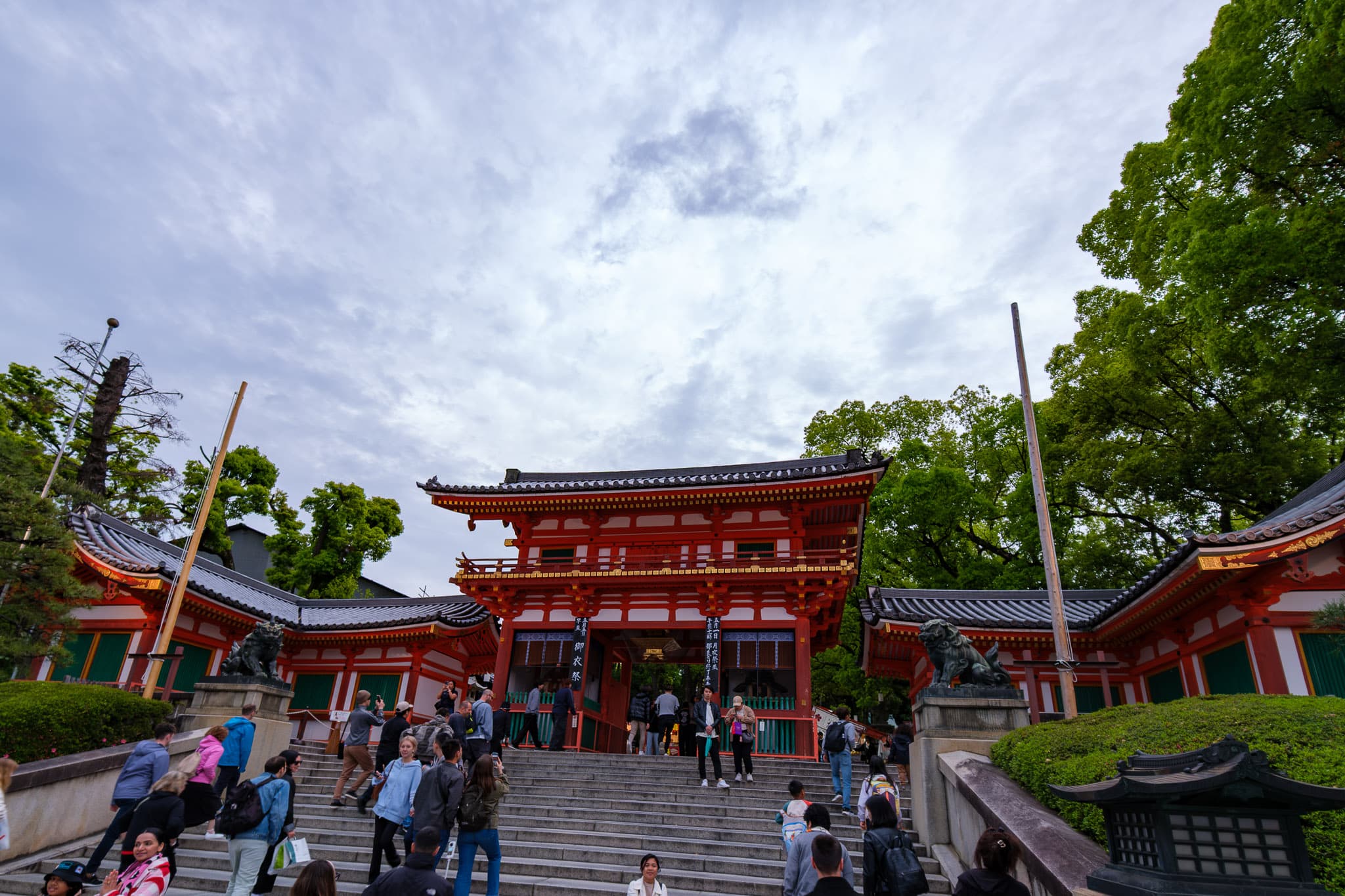 朱塗りの楼門が映える、京都・八坂神社の風景 - 街並み
