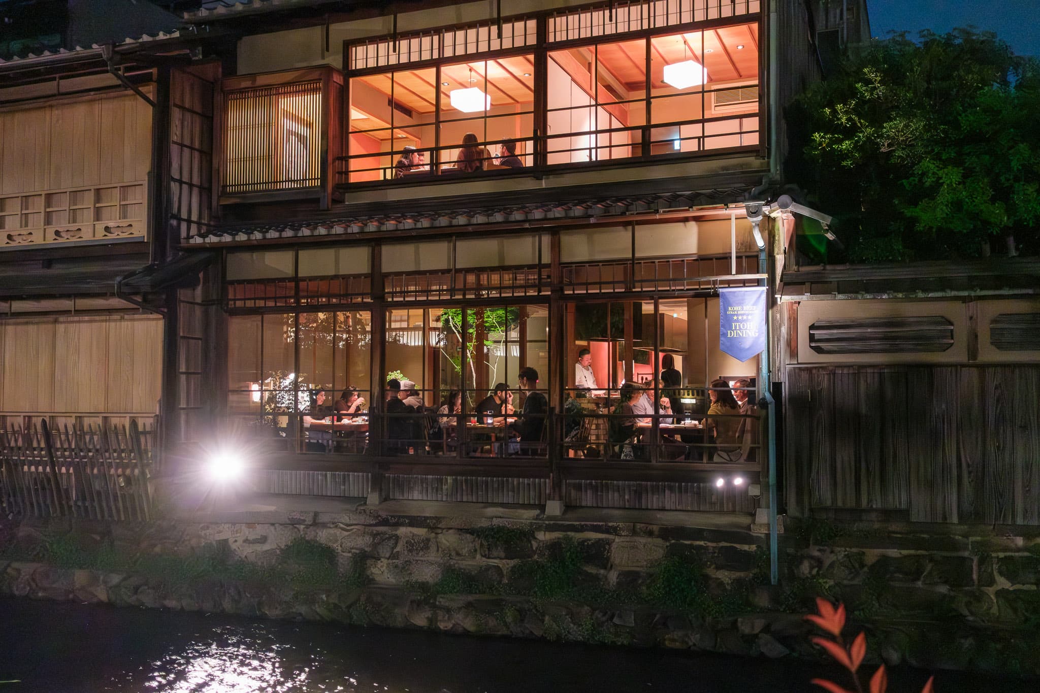 川沿いに灯る明かりが、祇園の夜をしっとり彩る - 街並み