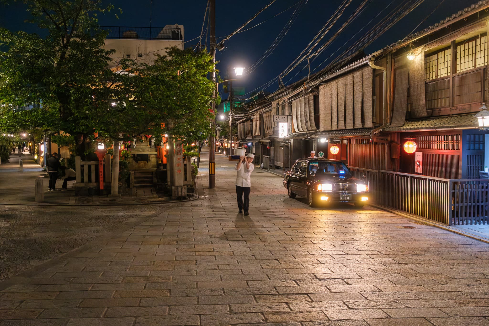 石畳に灯りがにじむ、祇園のしっとりとした夜 - 街並み