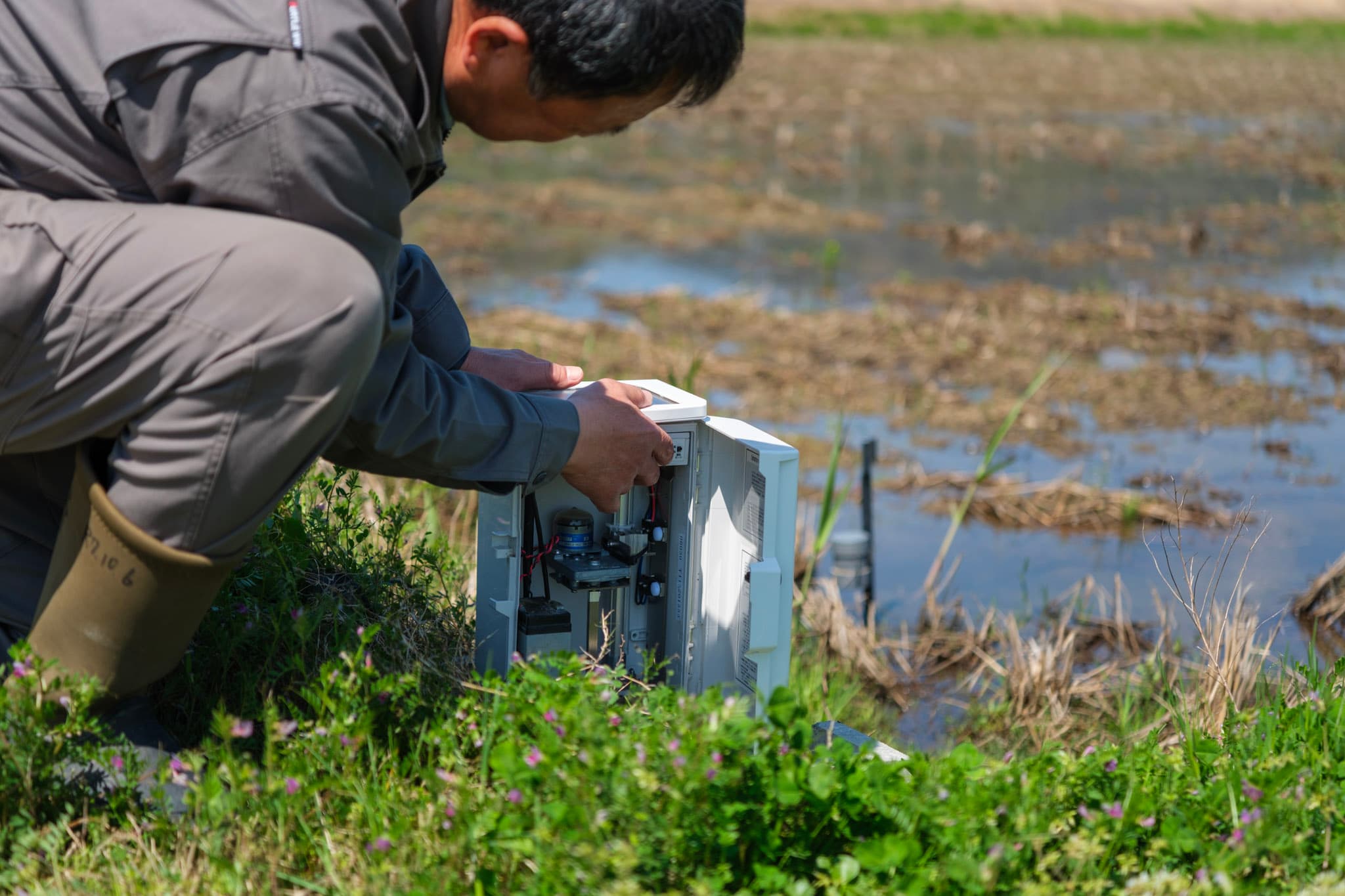 安定した水管理へ、現場で機器の確認を行う - 人物
