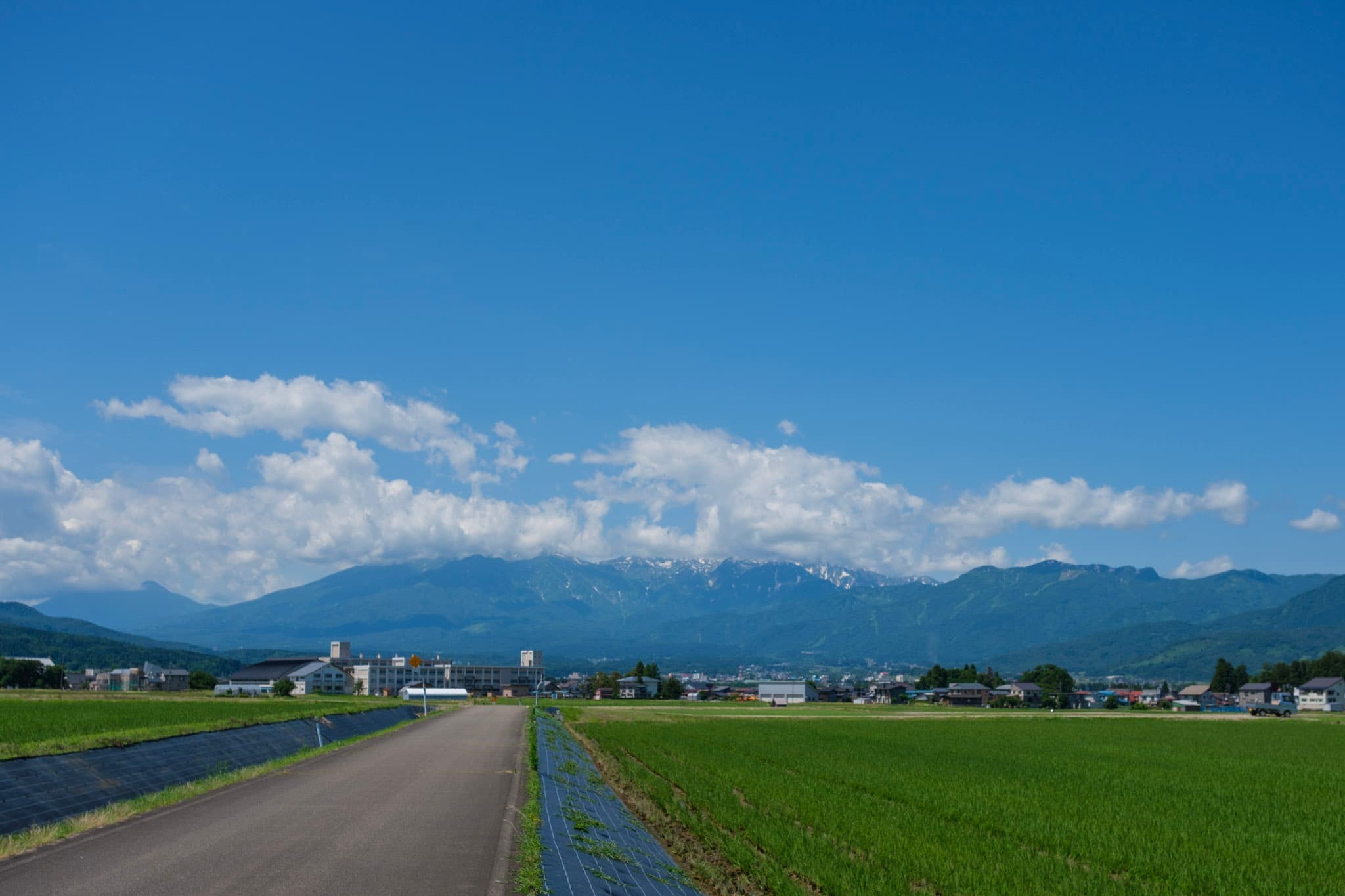 田園の向こうに佇む妙高山、澄みわたる一日 - 風景